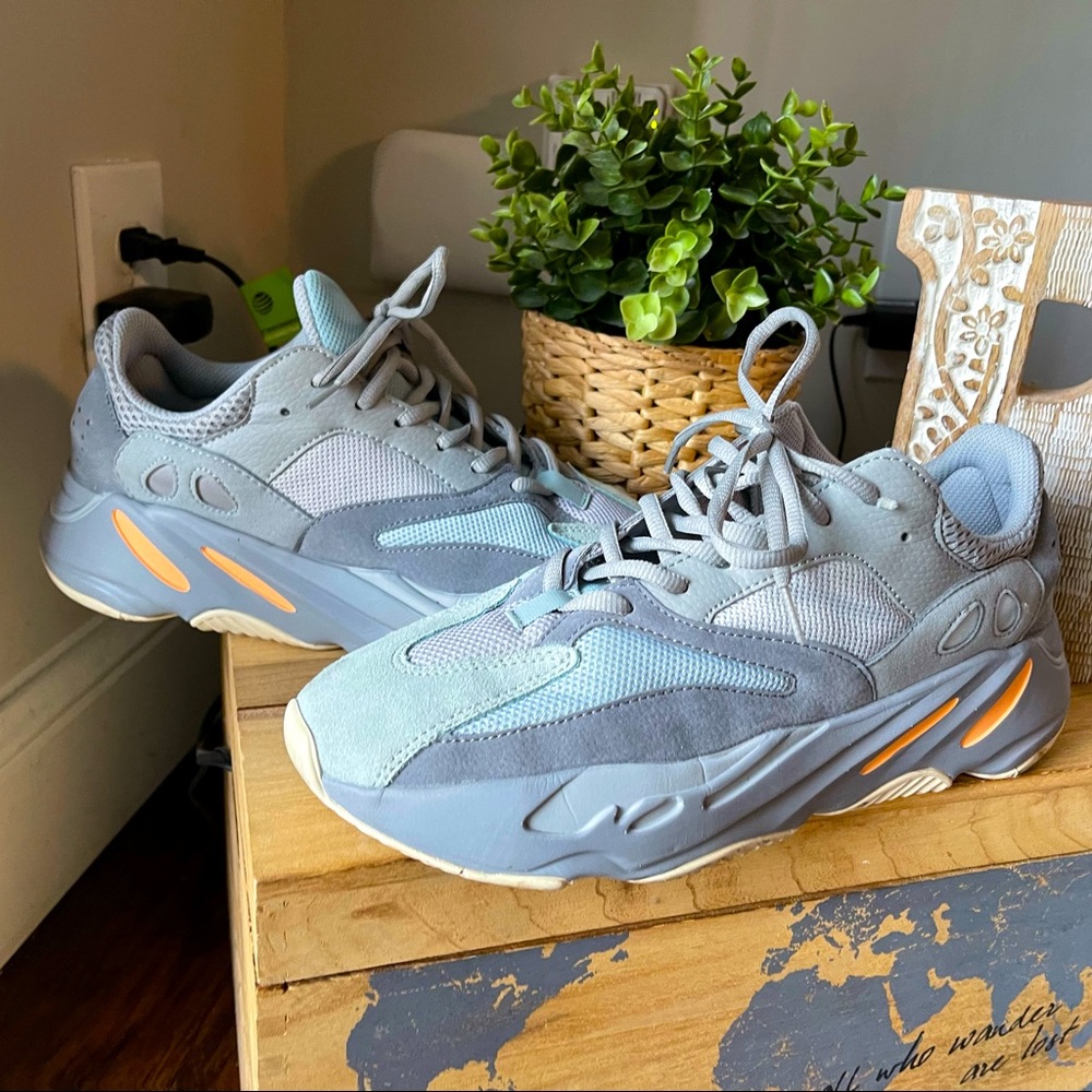 Adidas Yeezy 700